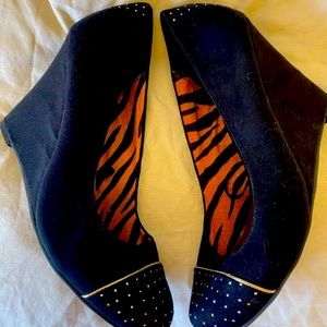 Report studded black wedges